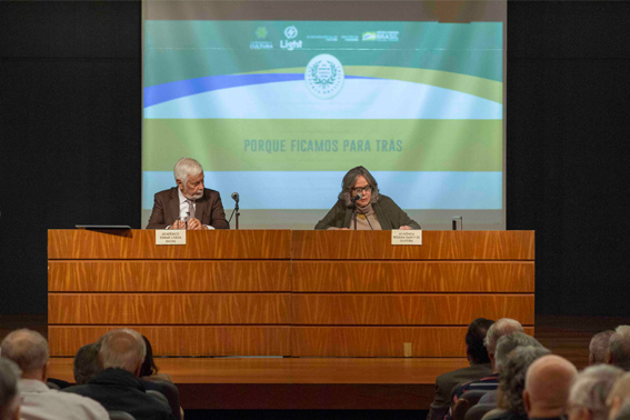 A conferência "Porque Ficamos Para Trás", apresentada pela Acadêmica Rosiska Darcy de Oliveira e o Acadêmico Edmar Lisboa Baixa