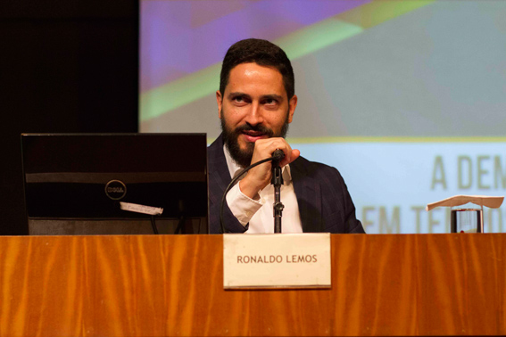 O Conferencista Ronaldo Lemos