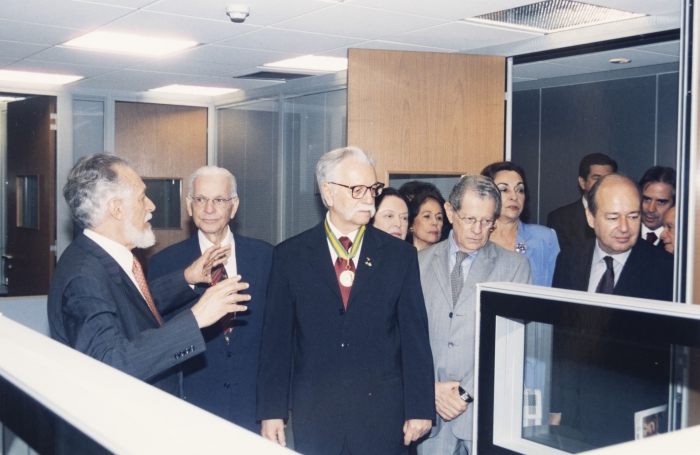 <a href="/galeria/alberto-da-costa-e-silva-e-grupo-de-academicos-recebendo-itamar-franco-e-angelo-oswaldo-na">veja mais detalhes</a>